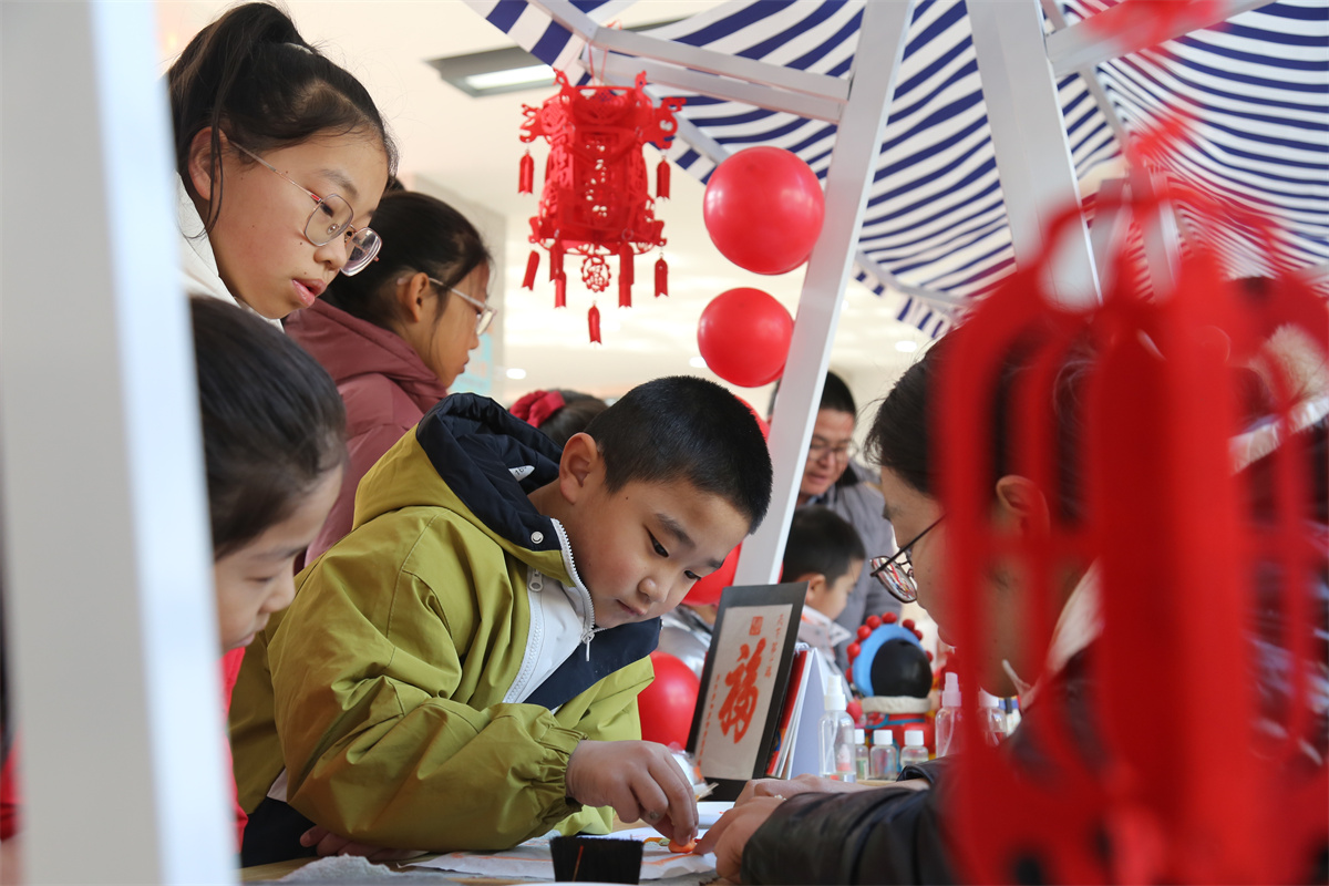 2月11日，在山东省滨州市沾化区图书馆内，小朋友们体验拓印。