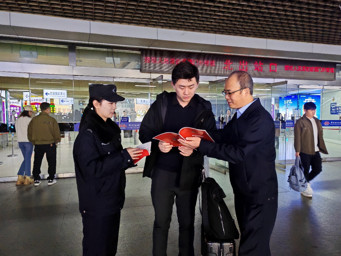 图为联合铁路公安开展联合普法