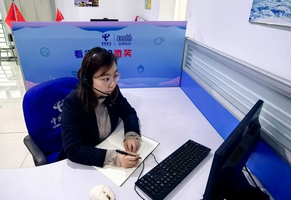 图为客服工作人员正在耐心细致为用户办理业务。