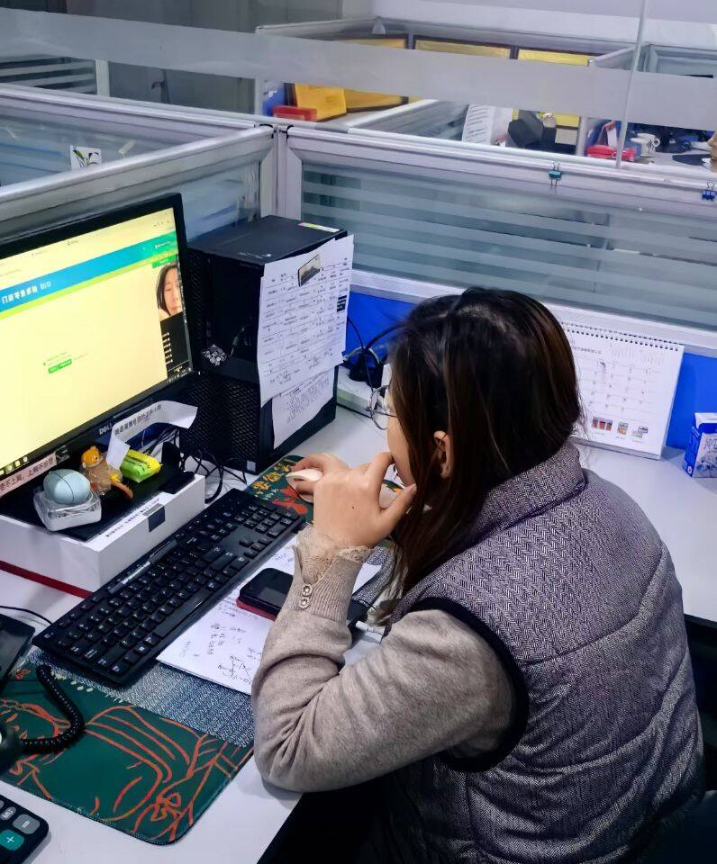 图为客服工作人员正通过视频一对一帮助用户解决难题。