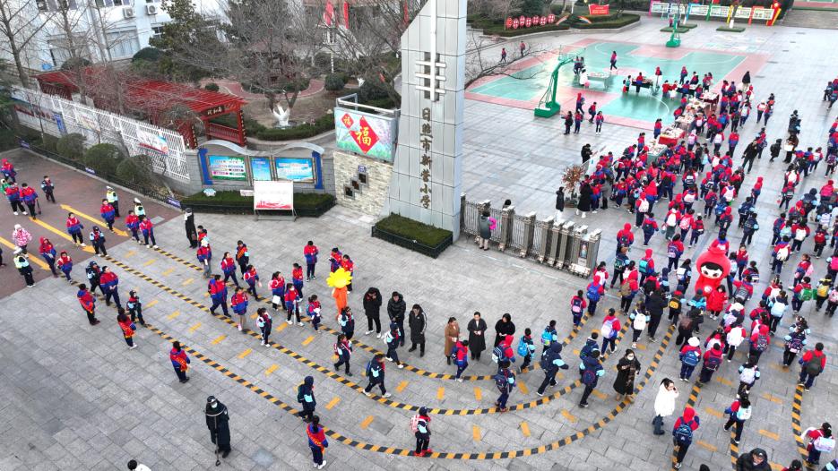 航拍鏡頭下，同學們歡歡喜喜踏入校園。邱健濤 攝