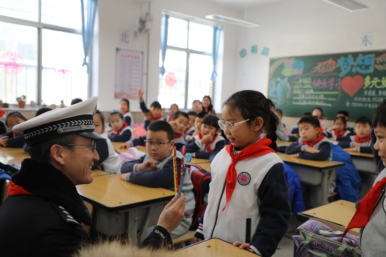 民警在课堂上与同学们互动。燕兆平摄