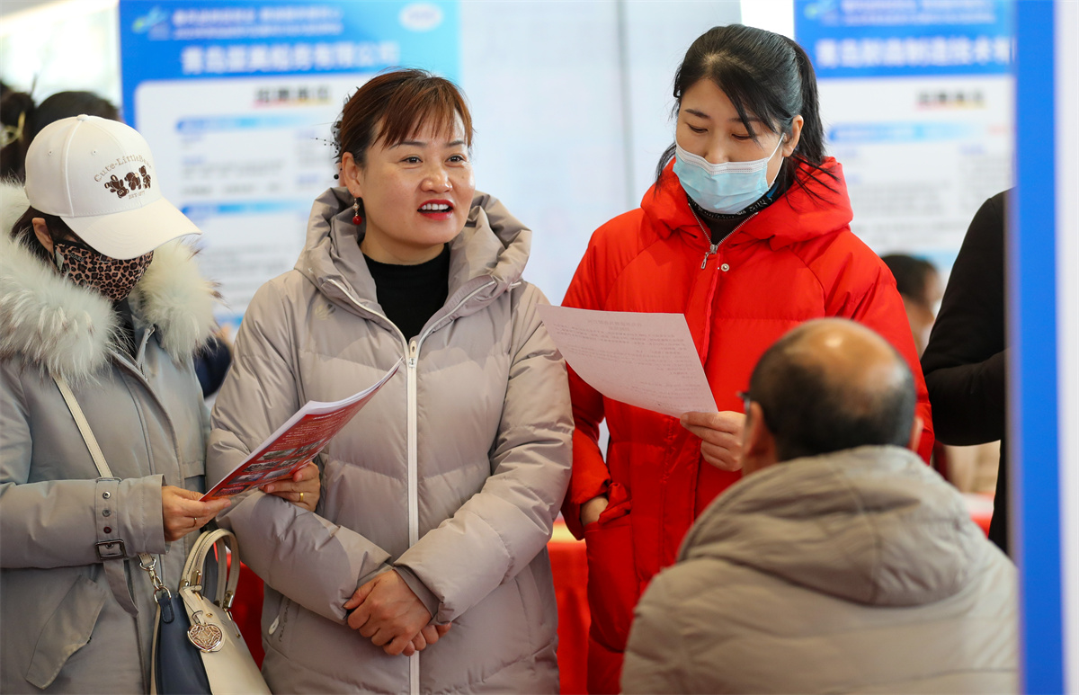 2月14日，在青島自貿片區 “春風行動”專場招聘會現場，求職者在了解崗位信息。