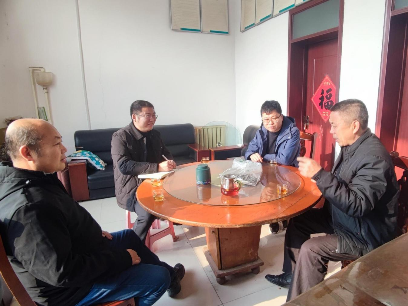 图为深入烟农家中了解烟农困难