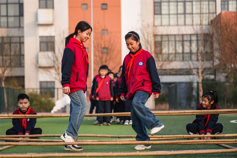 2025年2月27日，在山东省乐陵市城西小学，学生们在课间进行竹竿舞运动。