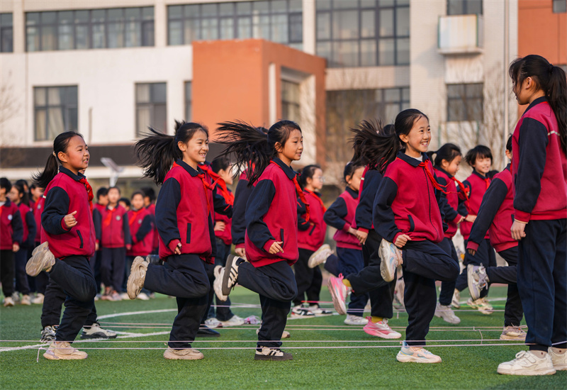 2025年2月27日，在山东省乐陵市城西小学，学生们在课间进行跳皮筋运动。
