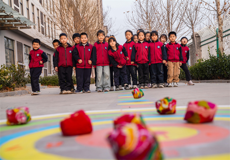 2025年2月27日，在山东省乐陵市城西小学，学生们在课间进行丢沙包运动。