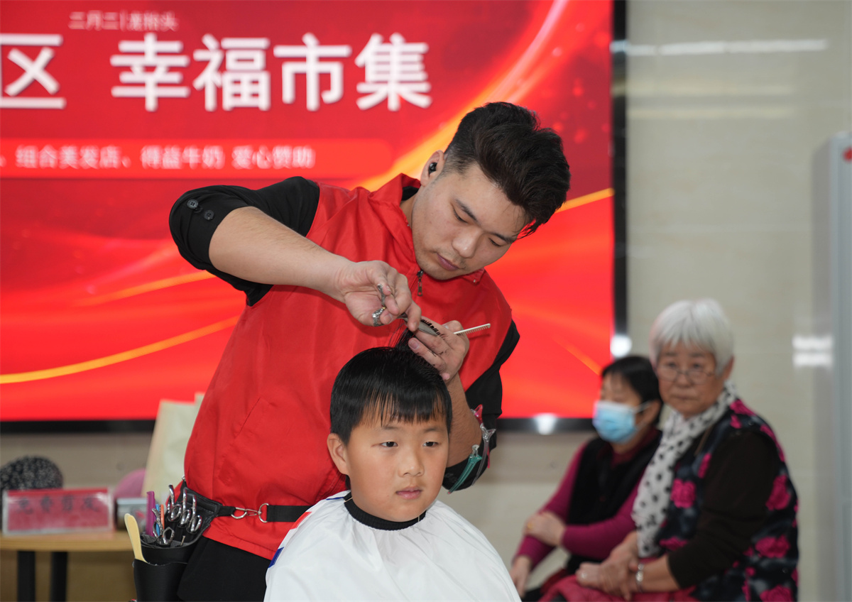 2025年3月1日，志愿者在山东省乐陵市“学雷锋·文明实践我行动”幸福市集上为老人孩子免费理发。