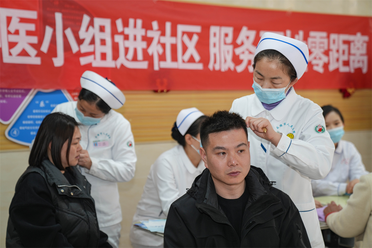 2025年3月1日，志愿者在山东省乐陵市“学雷锋·文明实践我行动”幸福市集上为市民进行健康义诊。