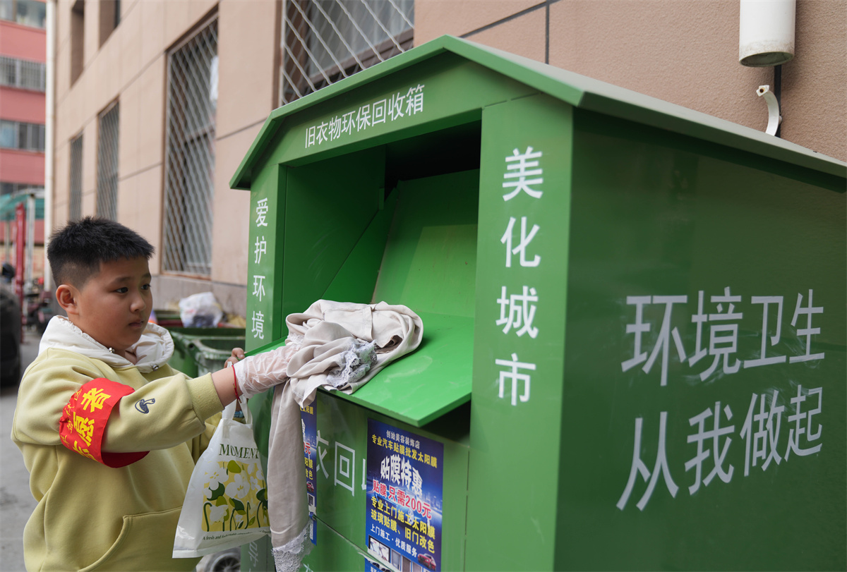 2025年3月1日，小志愿者在山东省乐陵市市中街道阜盛社区清扫社区卫生。