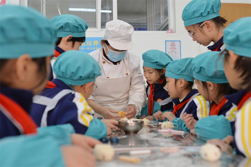 学生们跟随面点师傅学做花馍。王海滨摄