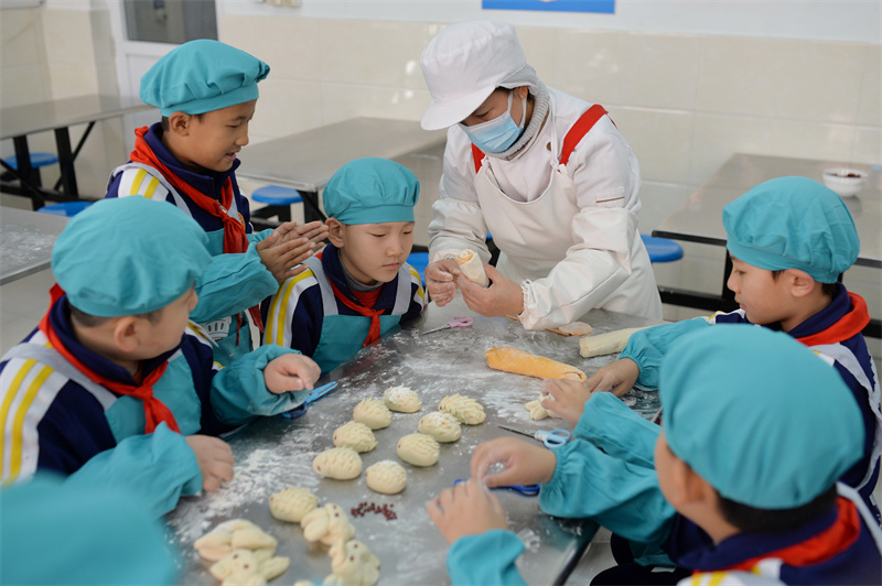 学生们在学做玫瑰花馍。王海滨摄