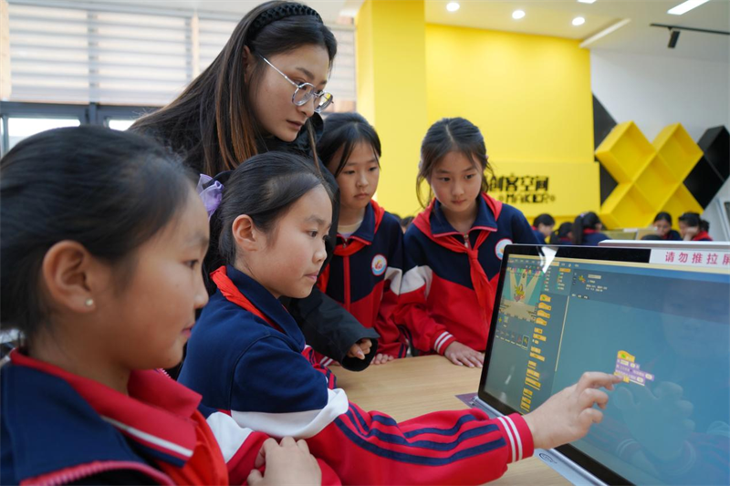 在山东省临沂市沂南县马牧池乡沂蒙红色研学营地AI创客空间，学生们正在学习电子编程、3D打印等科学知识。