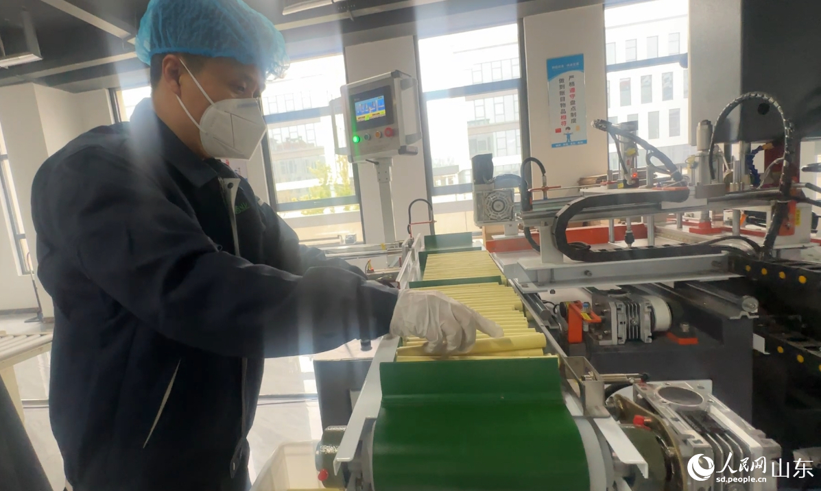 九顶艾中医药大健康产业园内，工作人员正在加工艾条产品。 人民网 乔姝摄