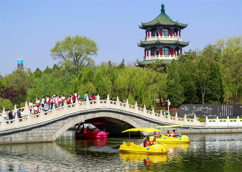 4月20日，游客在山东青岛莱西市月湖公园泛舟游玩。张进刚摄
