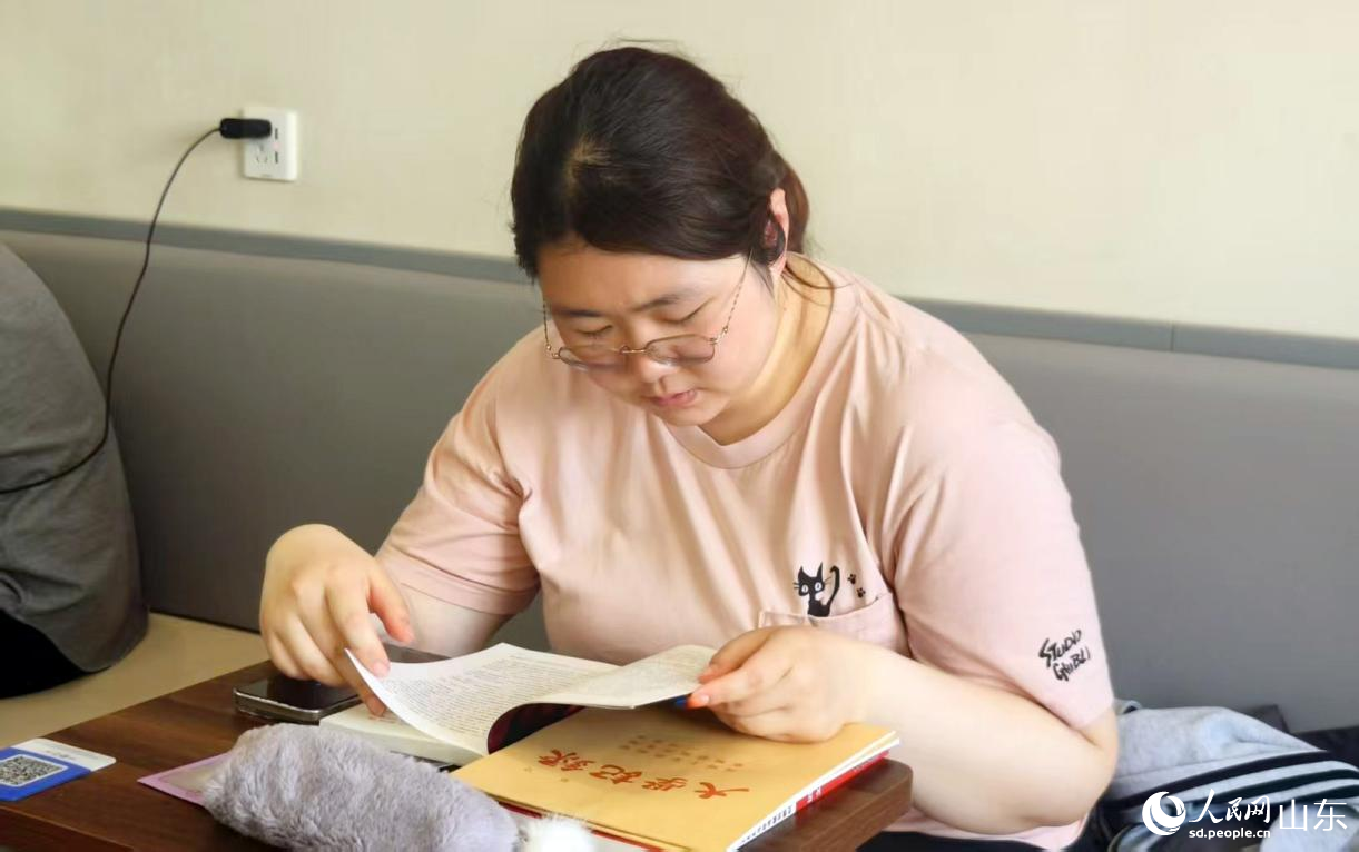 市民正在读书。人民网记者 宋翠摄