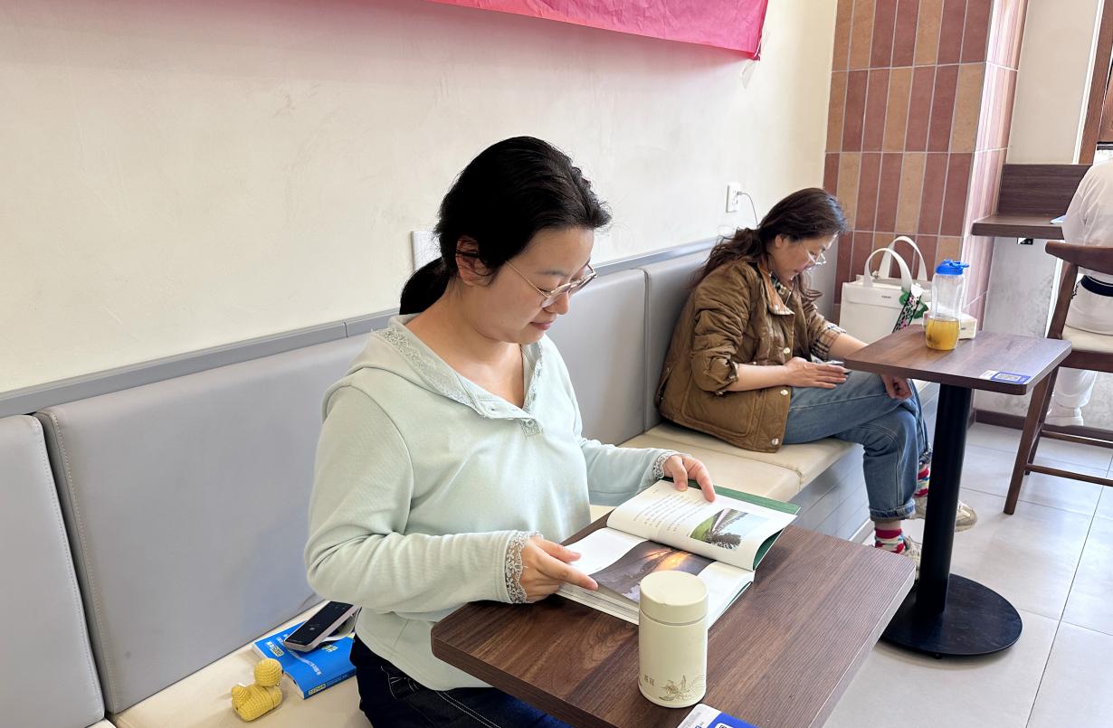 一杯茶,一本书,读得很投入。张媛摄