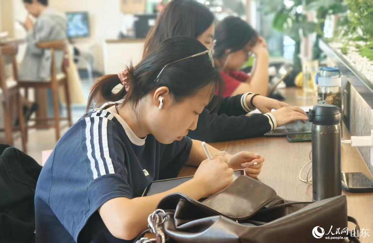 学生在认真学习。人民网记者 宋翠摄