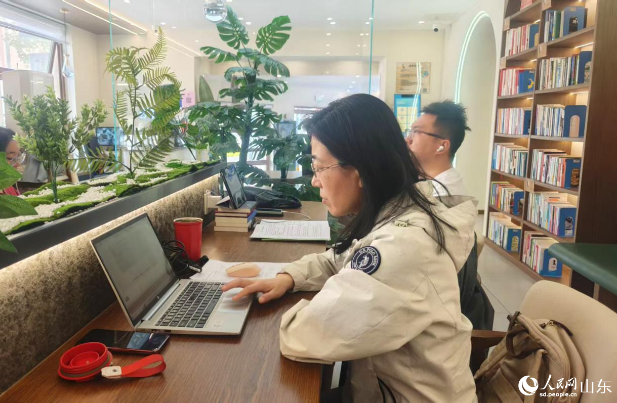 市民在聚精会神地学习知识。人民网记者 宋翠摄