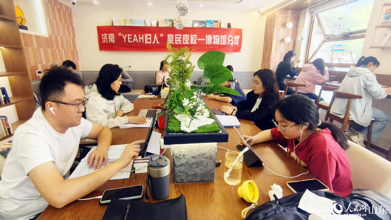 济南市泉城书房(济南市博物馆分馆)里,坐满了读书的市民。人民网记者 宋翠摄