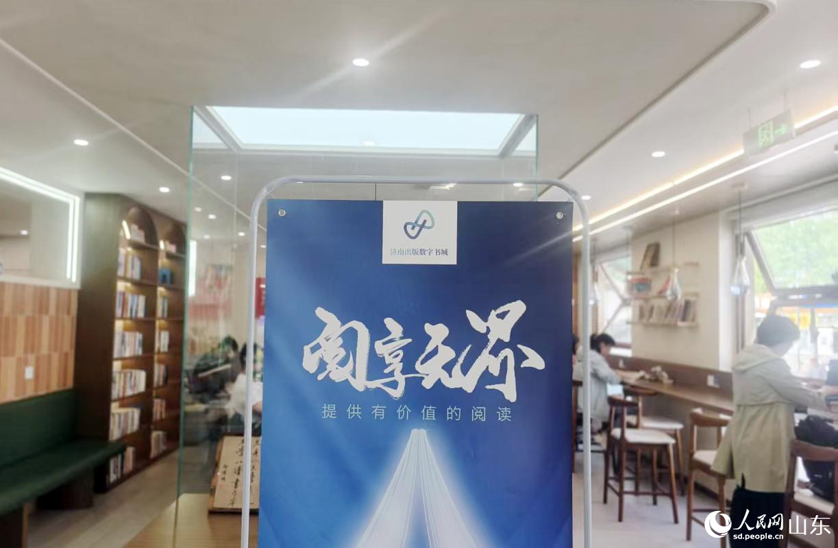 书房里,迎面“阅享无界”四个大字非常醒目。人民网记者 宋翠摄