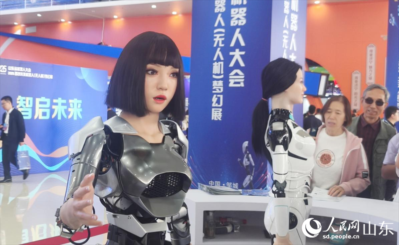 会说话、能思考人形机器人成为展会的最大亮点。人民网记者 宋翠摄