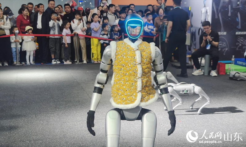会跳舞的人形机器人也闪亮登场。人民网记者 宋翠摄