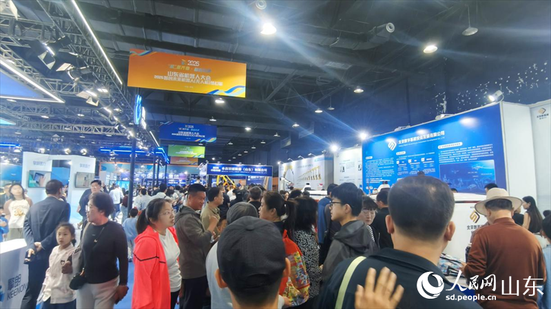 此次展会吸引了很多嘉宾，图为展会现场。人民网记者 宋翠摄