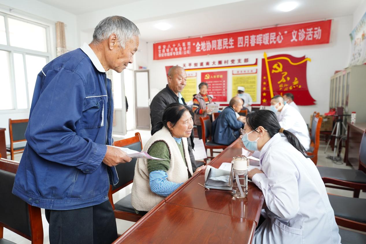 图为“企地协同惠民生 四月春晖暖民心”义诊现场