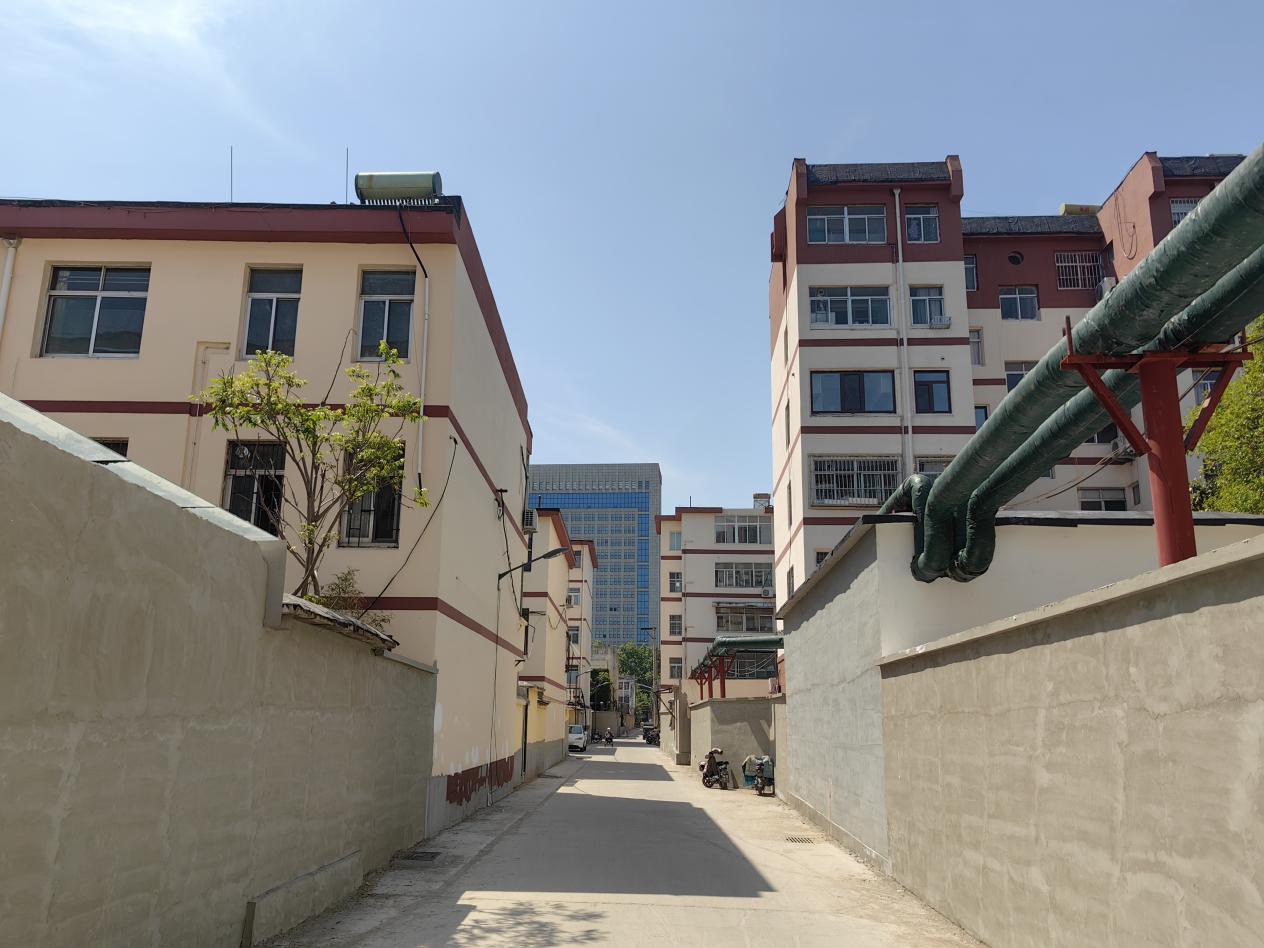 新拓宽的巷口。济宁市古槐街道供图