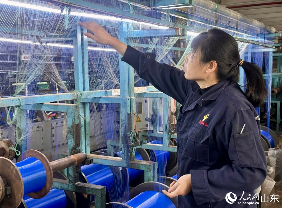 丁安菊正在织机前忙碌。 人民网 乔姝摄