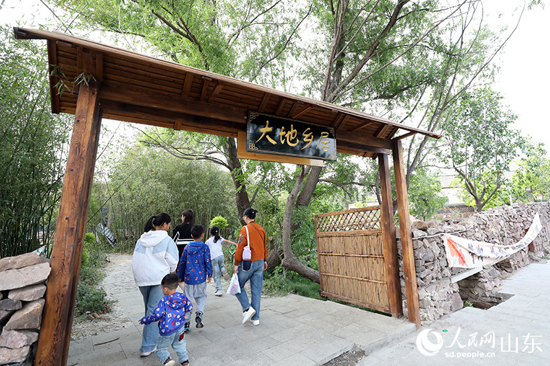 游客入住“大地鄉居·石泉”民宿，青磚石牆映山水，傳統現代融共富。人民網記者 劉祺攝