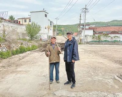 姜利红（右）和村里老人在一起。以上图片均为姜健摄