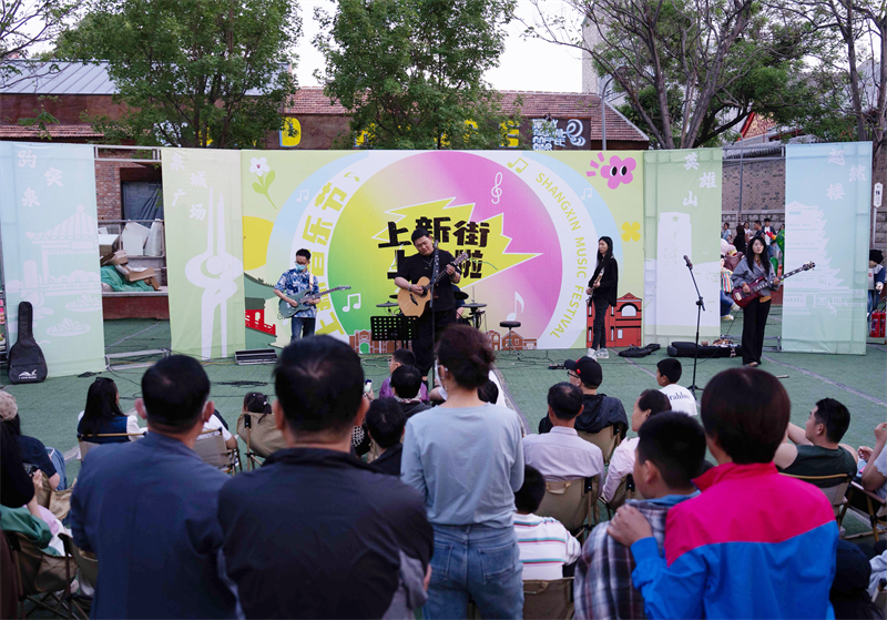 “上新音乐节”期间，乐队现场演出。市中区委宣传部供图