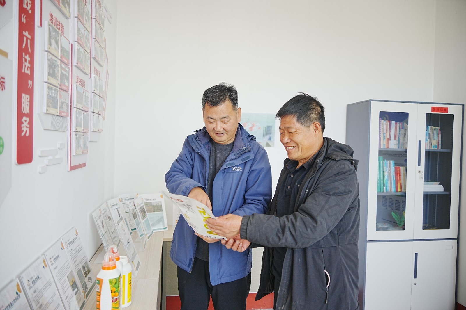 圖為在“惠農服務中心”向煙農宣傳煙葉生產技術