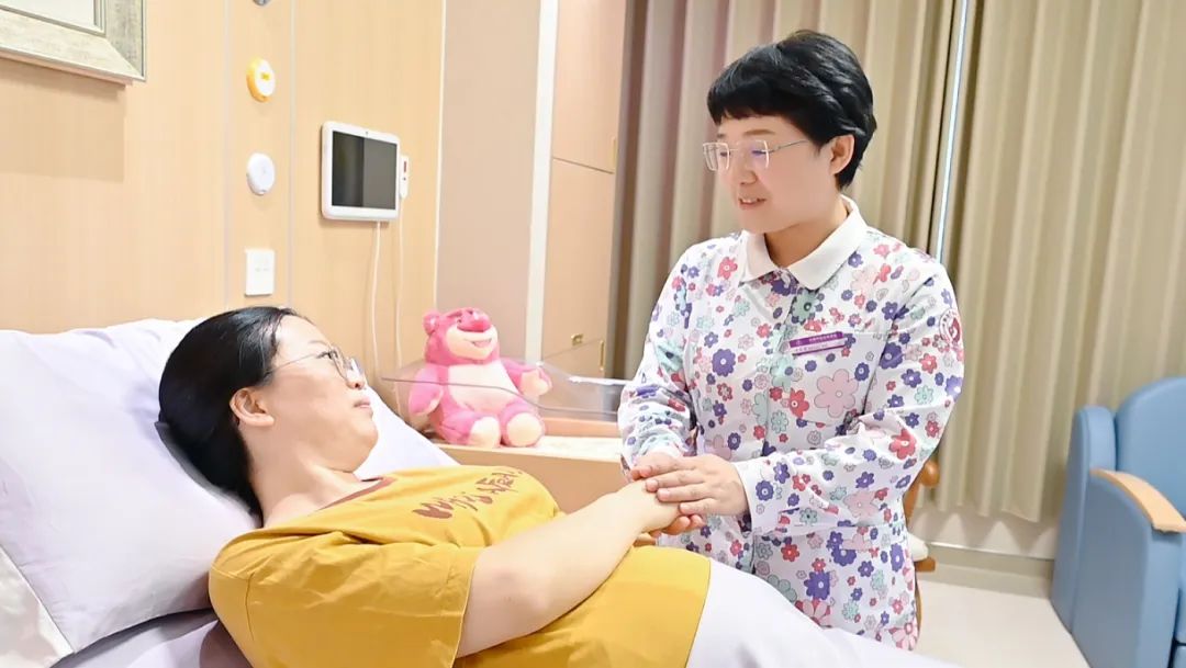 在济南市妇幼保健院家化产房，医护人员到床边为其提供医疗护理措施。