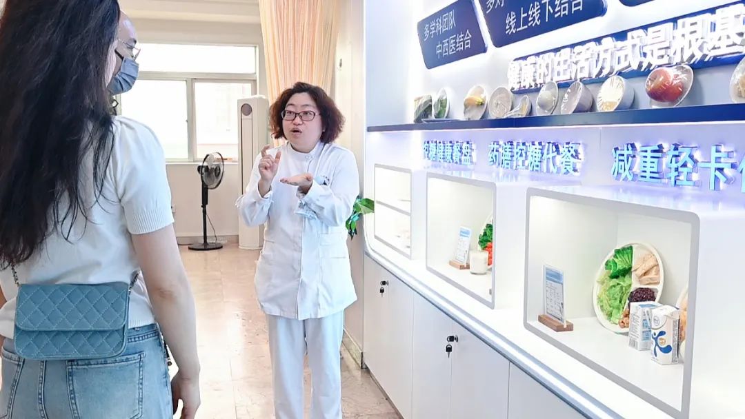济南市中心医院开设护理门诊，为患者提供专科化的护理。