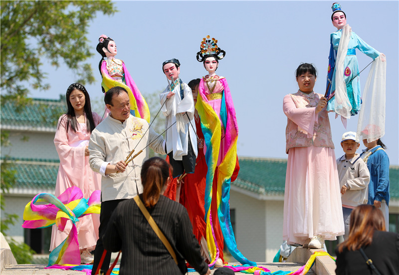 5月11日，姜玉濤和演員們在山東省萊西市月湖公園演出。（張進剛  攝）