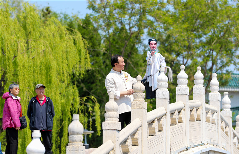 5月11日，姜玉濤在山東省萊西市月湖公園演出。（張進剛  攝）