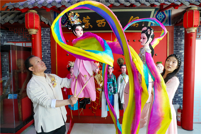5月11日，在山東青島，姜玉濤（左一）和演員們在排練木偶戲。（張進剛  攝）