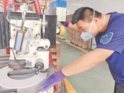 工人在对砂轮进行硬度检测。青岛万基万工具有限公司供图