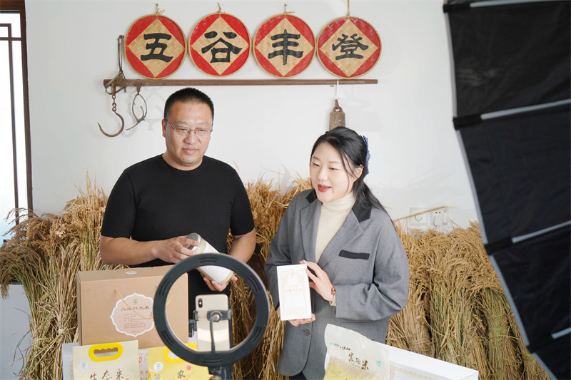 烟草派驻七村的“第一书记”盖亮开展七村农产品直播