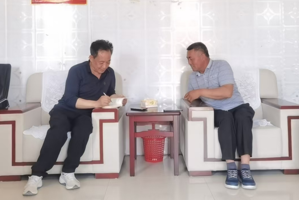 刘善亮和村党支部书记刘玉文探讨种田技术。受访者供图