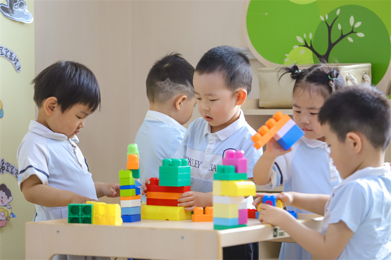 2025年5月14日，小朋友在山東省青島市李滄區職工子女愛心托育中心搭積木。張鷹 攝