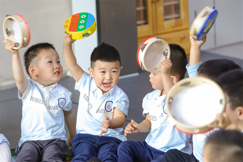 2025年5月14日，在山東省青島市李滄區職工子女愛心托育中心，老師帶領小朋友做游戲。張鷹 攝 