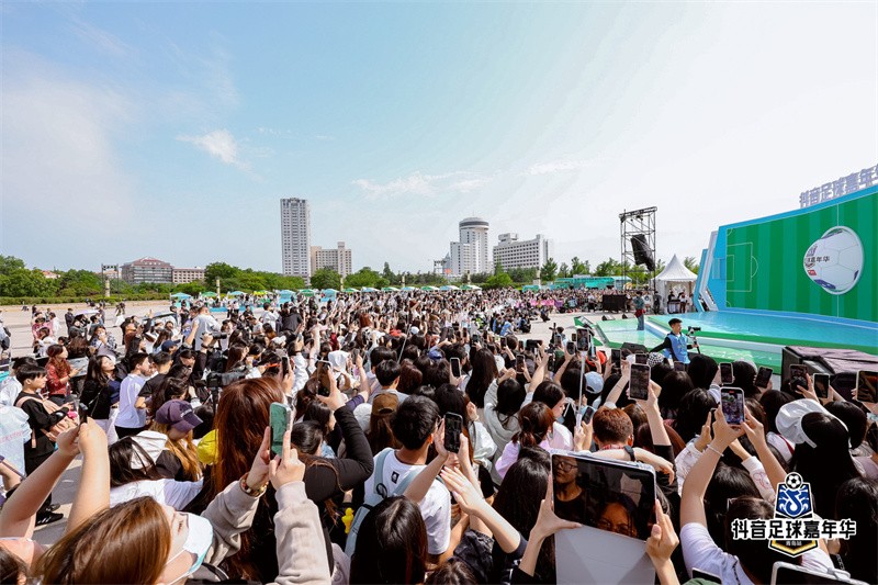 活动现场，围观市民热情参与。青岛市委网信办供图