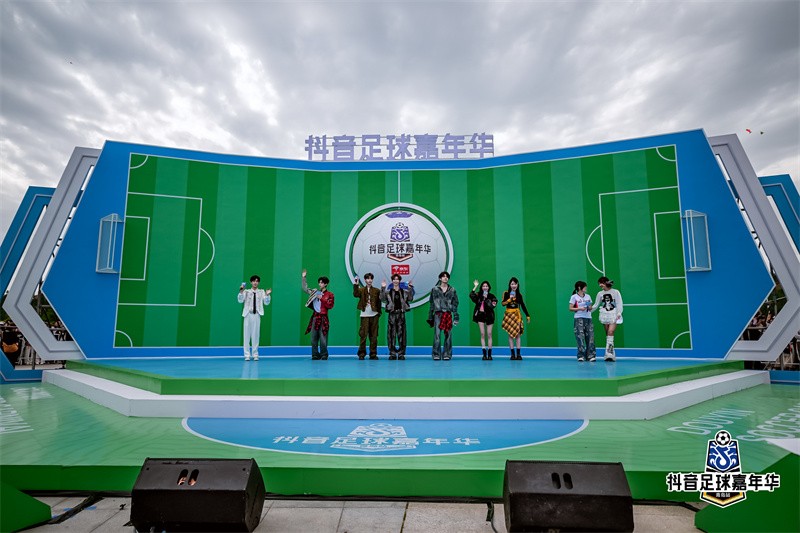 表演嘉宾登台亮相。青岛市委网信办供图