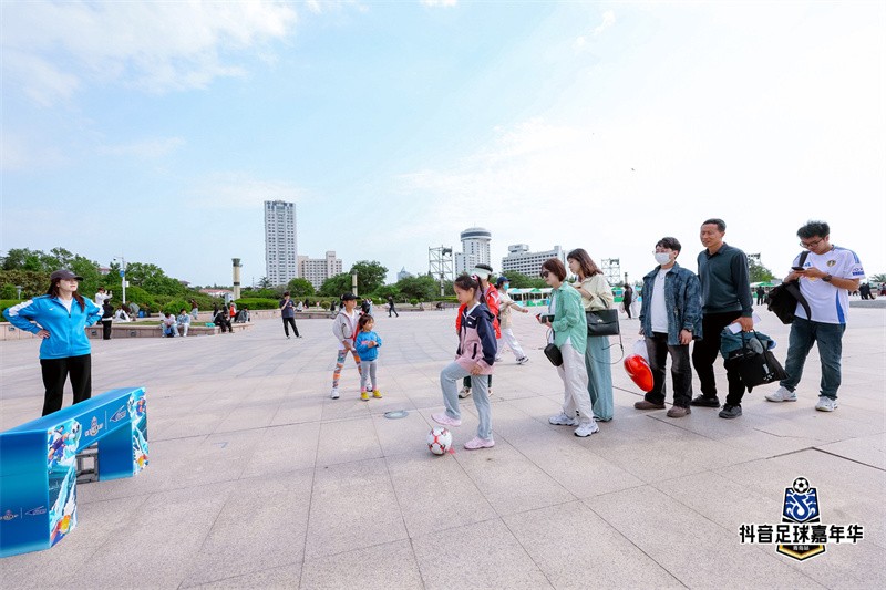 比赛周边设置了足球市集，增加市民参与度。青岛市委网信办供图