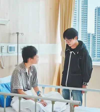 姜昭鹏（右）在探望同学。受访者供图