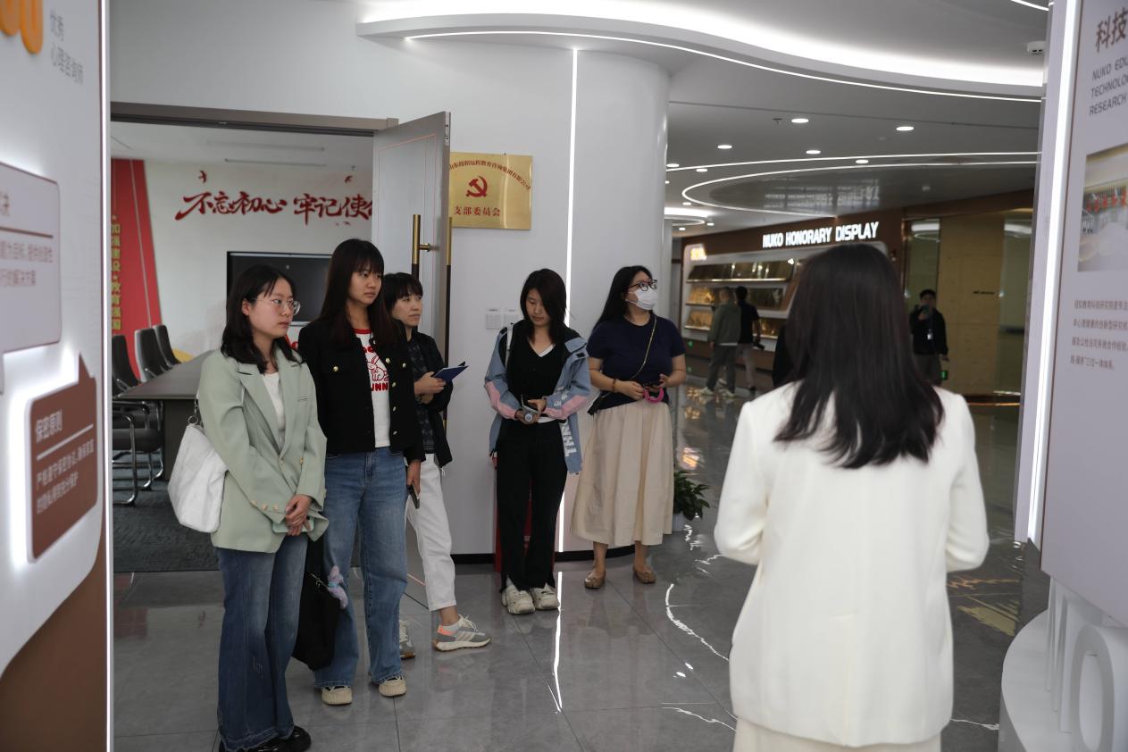 新聞媒體記者現場觀摩基地建設情況。歷下區融媒體中心供圖